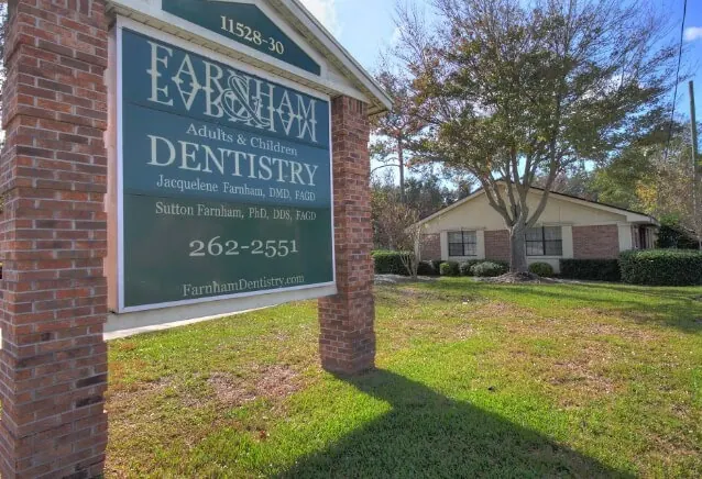 The Farnham Dentistry sign at 11528 San Jose Blvd, with the office behind it.